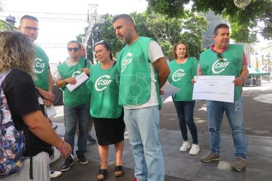 Representantes sindicales de CSIF se concentraron ante las puertas del Ayuntamiento para exigir a Función Pública el nombramiento de un interventor/TA.